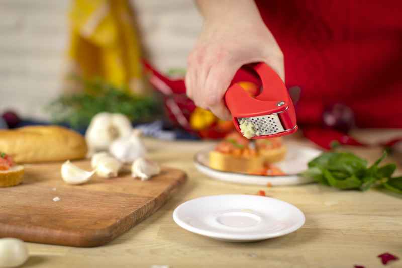 Preview: Knoblauchpresse Easy Clean Kuhn Rikon rot