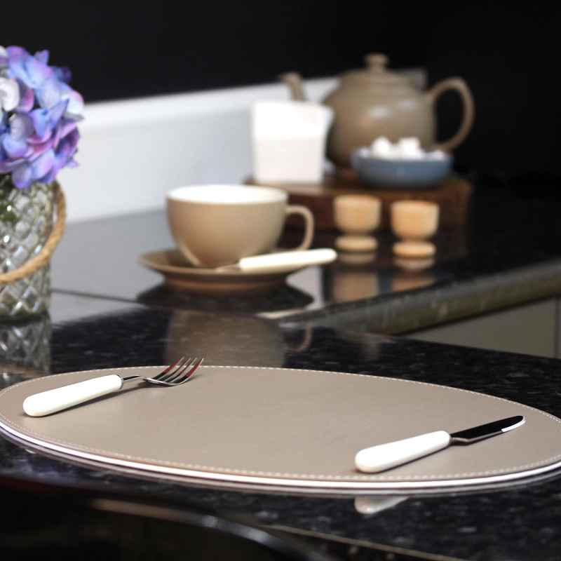 Preview: Platzset oval 45 x 34 cm taupe / weiß