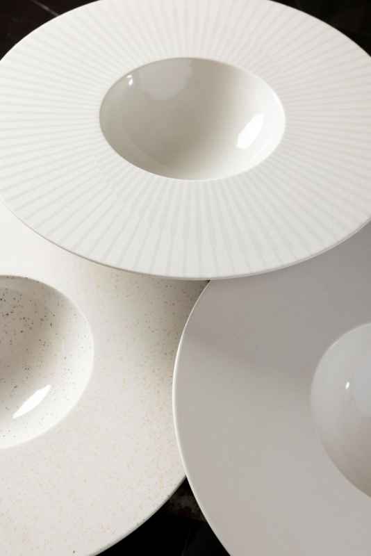 Preview: SPHERE KUGEL-TELLER Alabaster Weiss Ø 30,5 cm