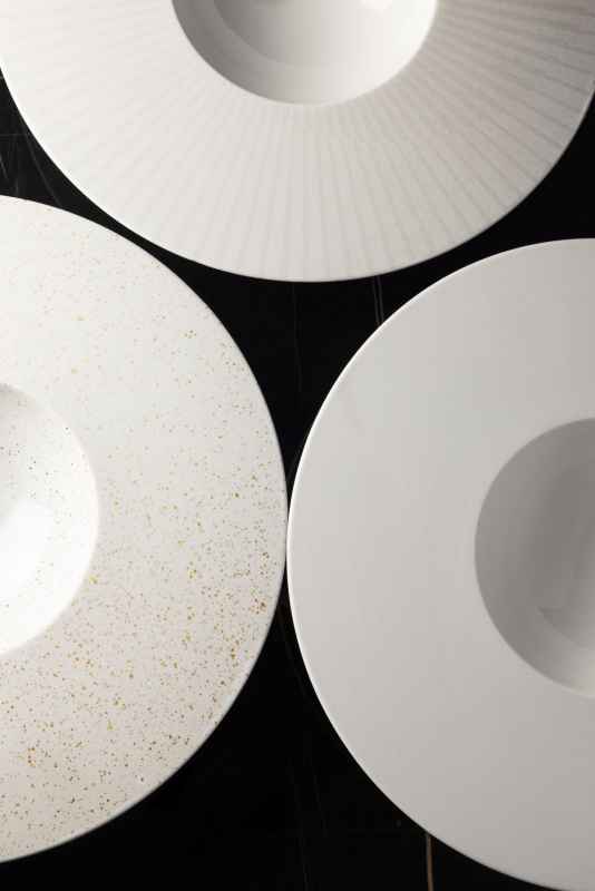 Preview: SPHERE KUGEL-TELLER Alabaster Weiss Cosmos Gold Ø 30,5 cm